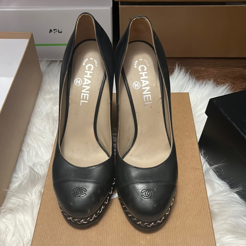 Chanel cc chain pumps